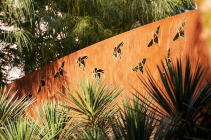 Stahlmauer im Garten in moderner Rostoptik