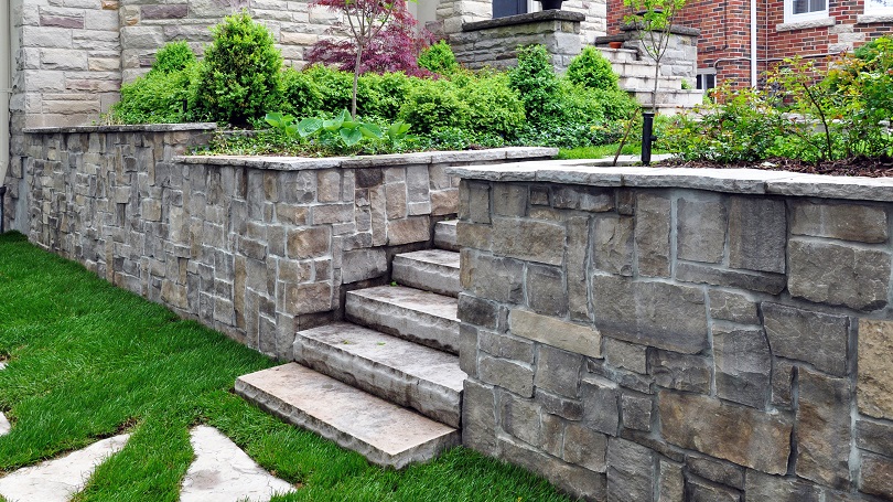 Natursteinmauer, Treppe und Weg im Garten
