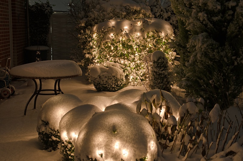 Gartenbeleuchtung mit Schnee bedeckt